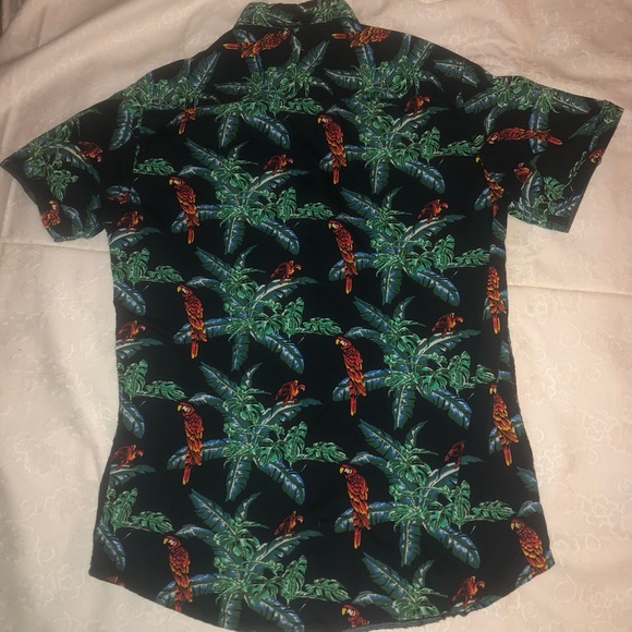 Broken Threads Hawaiian shirt. Parrots galore! Size Medium. - Picture 2 of 5